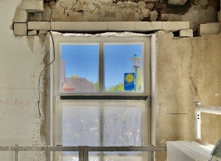 Der neue Fenstersturz liegt auf