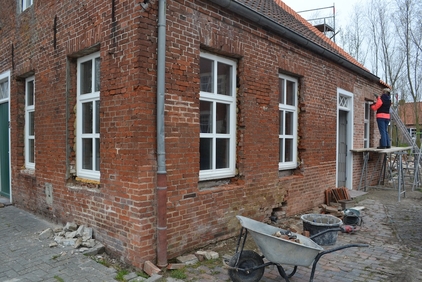 Fensterbänke und letztes Loch in der Wand mauern