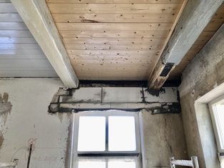 Von unten wird aufgemauert und die Wand verschlossen